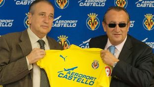 Fernando Roig y Carlos Fabra posan junto a la camiseta del Villarreal CF patrocinada