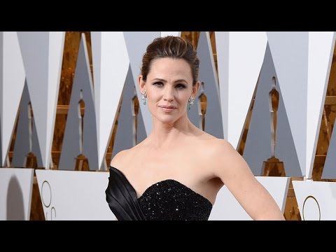 Jennifer Garner Stuns, Looks Insanely Fit on Oscars 2016 Red Carpet