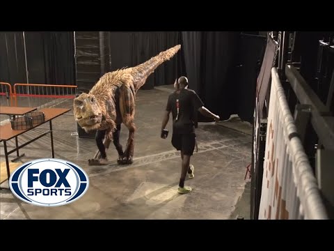 Halloween dinosaur shocks Suns' players