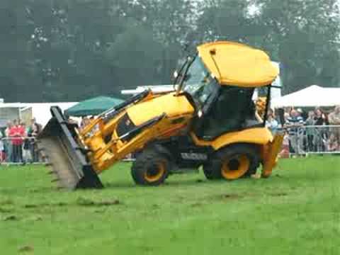 DANCING JCB AT WRAGBY SHOW