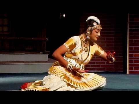 Mohiniyattam performance on Omanathinkal kidaavo | India Video