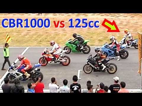 CBR 1000 vs 125cc SCOOTER ! Racing on a track