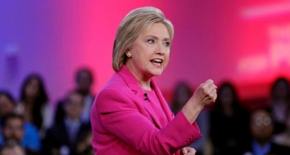 Democratic presidential candidate Hillary Clinton speaks during a televised town hall meeting with Senator Bernie Sanders at the Cleveland Clinic Lou Ruvo Center for Brain Health in Las Vegas on February 18, 2016 (AFP Photo/John Gurzinski)