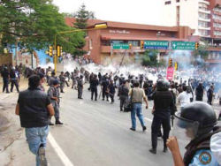 Photo, Oaxaca 2006, police indiscriminately beating demonstrators and bystanders