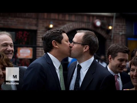 New York governor officiates gay wedding at historic Stonewall Inn | Mashable