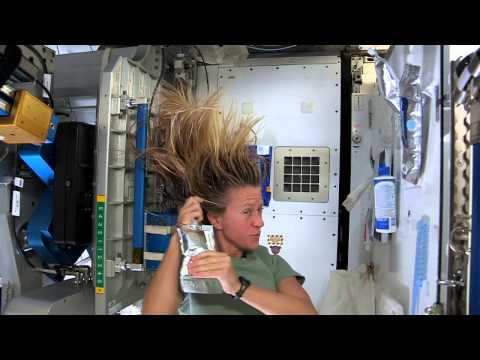 Karen Nyberg Shows How You Wash Hair in Space