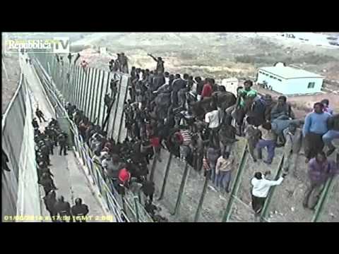 Melilla, l'assalto di centinaia di migrant...