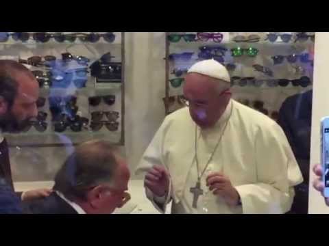 Pope Francis Slips out of Vatican to Buy Glasses