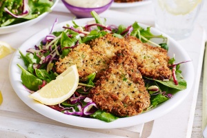 Pepper and parsley beef schnitzels with salad