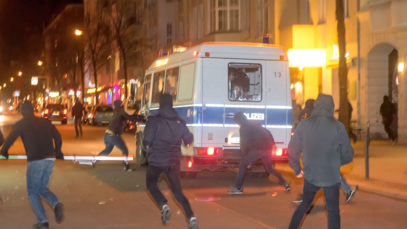 Attack on police riot van in Friedrichshain during demo of Feb 6 2015