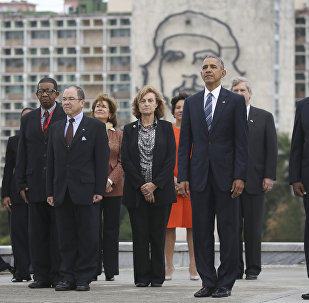 Back dropped by a monument depicting Cuba's revolutionary hero Ernesto Che Guevara, U.S. President Barack Obama, Vice-President of Cuba's State Council Salvador Valdes Mesa, right, and other members of the U.S. delegation stand during a ceremony at the Jose Marti Monument in Havana, Cuba, Monday March 21, 2016