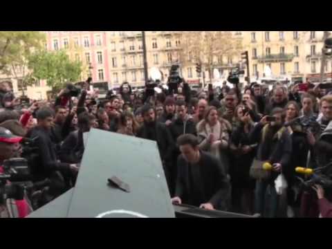 Man plays John's Lennon Imagine At paris after the attack