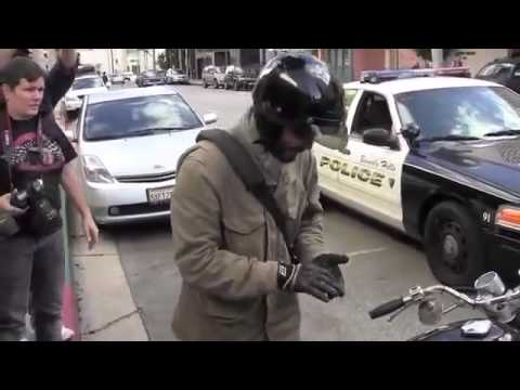 Keanu Reeves Talking To A Police Officer 7th October 2011 12 07