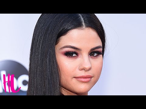 Selena Gomez Dances On Bar To Rihanna 'Work' - VIDEO