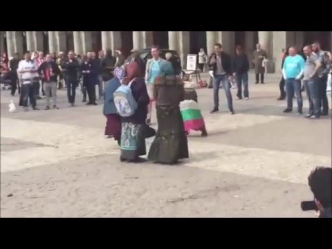 PSV Eindhoven fans humiliated several Romanian Gypsies Beggars on Plaza Mayor in Madrid