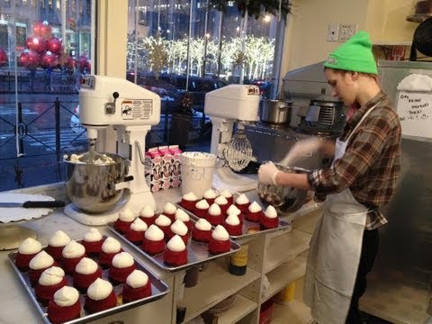 WE VISIT MAGNOLIA BAKERY NEW YORK CITY AND WATCH CUPCAKES BEING MADE & FROSTED @ ROCKEFELLER CENTER