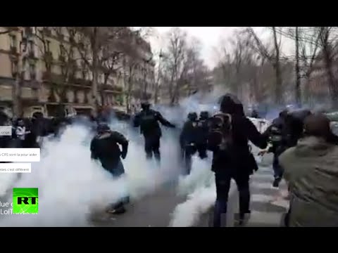 Inside brutal Paris clashes: Chaos & tear gas as thousands protest labor reform