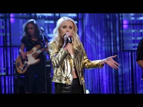 Zara Larsson Performs 'Never Forget You' with MNEK