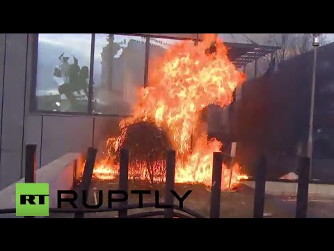 Serbia: Kosovo govt. HQ up in flames as Pristina protest turns violent