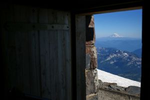 2 stranded, 1 presumed dead on Mount Rainier after snow storm - Photo