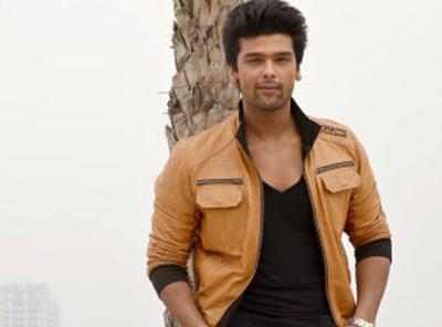 Kushal Tandon gets injured; fractures his hand