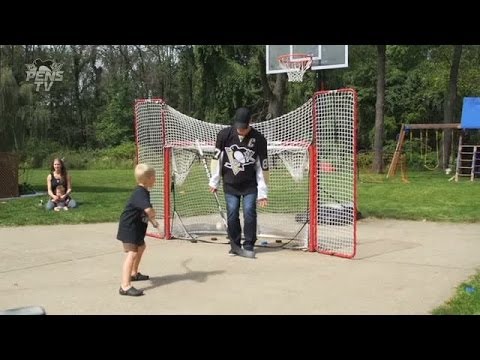 Penguins' Crosby plays driveway hockey