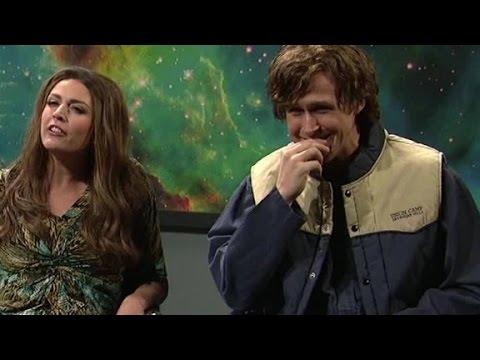 Ryan Gosling gets the giggles on 'SNL'