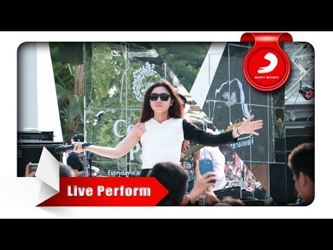 Isyana Sarasvati - Tetap Dalam Jiwa [Live Perform at Central Park]