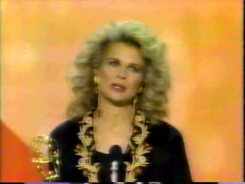 Candice Bergen Wins Emmy 1990 / Presented by Carol Burnett & Fred Savage