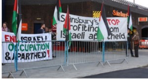 BDS activists demonstrate outside
Sainsbury's in Brighton. Photos provided
by Brighton & Hove Palestine Solidarity
Campaign