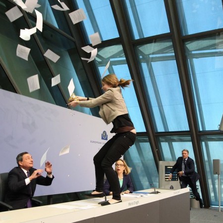 Josephine Witt-interrompt-la-conference-de-presse_Draghi