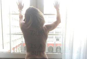 Chelsea Handler Uses Nude Selfie To Bash Donald Trump — Says ‘Trump Is A Butt Hole’