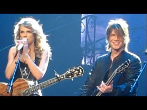 Taylor Swift MSG 11/21/11 with Johnny Rzeznik IRIS