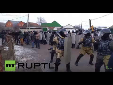 Russia: Riot police clash with Roma protesting gas lines in Tula