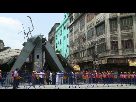 Indian opposition leader visits Kolkata flyover collapse site