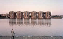 Frozen Poetry of Urbanism: French Photographer Captures Life of Grand Sites