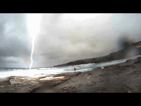 Lightning almost strikes girl in Sydney!!! Boyfriend's reaction is priceless!!!!