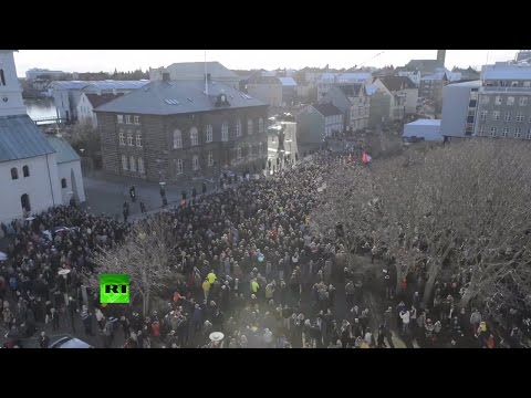 Icelanders egg parliament over Panama Papers offshore scandal