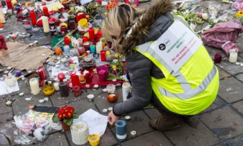 Woman pays respects to victims of Brussels attack (AP Photo/Geert Vanden Wijngaert)