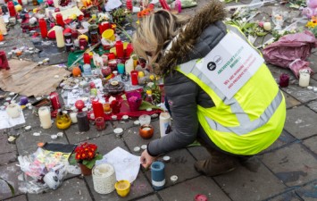 Woman pays respects to victims of Brussels attack (AP Photo/Geert Vanden Wijngaert)