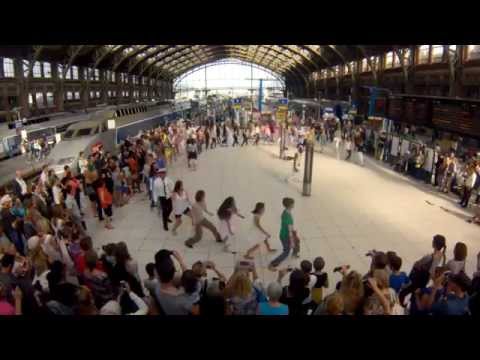 Flashmob "we are one"  Gare Lille Flandres par Eric KOLOKO