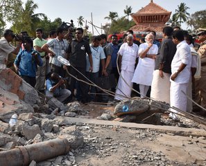 The Prime Minister, Shri Narendra Modi and the Chief Minister of Kerala, Shri Oommen Chandy, takes stock of the situation at Puttingal temple, Paravur, in Kollam, Kerala on April 10, 2016.