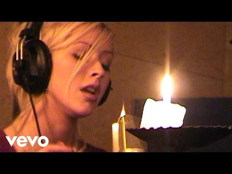 Christina Aguilera - The Christmas Song (Chestnuts Roasting Over An Open Fire)