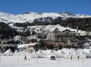 St. Moritz-Dorf -Pavillons auf dem zugefrorenen See / St. Moritz-Dorf -Pavillons on the frozen lake