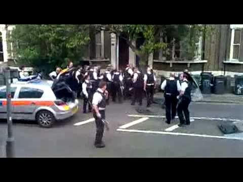 30 UK Police vs man armed with machete in the street.