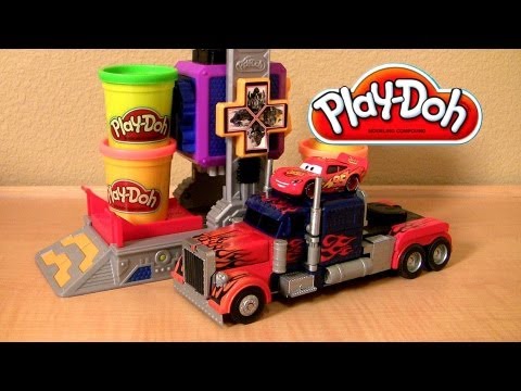 Play Doh Transformers Autobot Workshop Playset Transform Lightning McQueen in Autobots Disney Cars