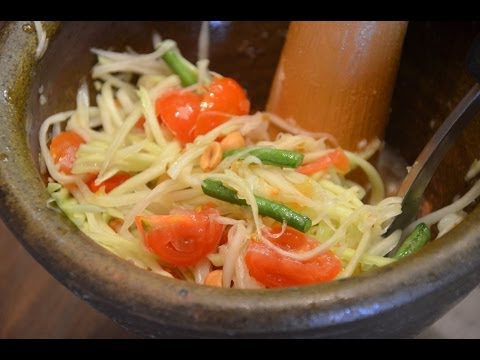 How to Make Thai Papaya Salad - Som Tum ส้มตำ (Thai Food)