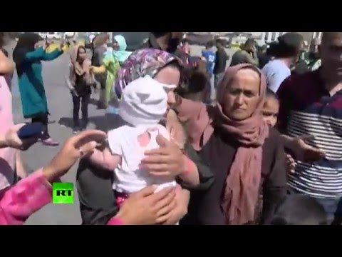 RAW: Refugee threatens to throw baby at Greek police