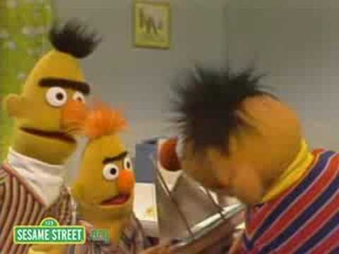 Sesame Street: Bert And Ernie Water Sports