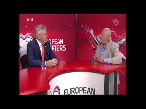 IJsland - Nederland 13 oktober jack van gelder in gesprek met guus hiddink  ijsland nederland